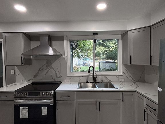 2nd image of 23384 Tawas Ave