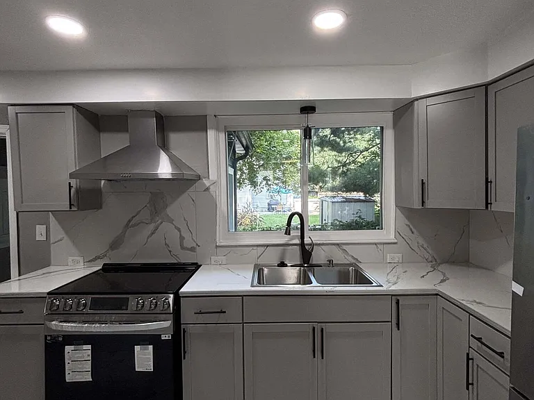 23384 Tawas Ave — Photo 2