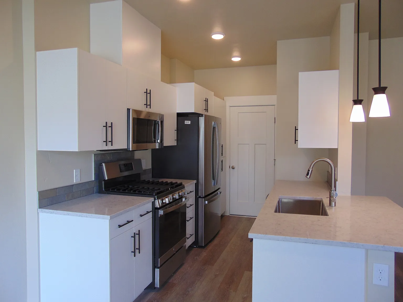 3 bed, 2.5 bath, 1693 sqft, $2,100 — Photo 3