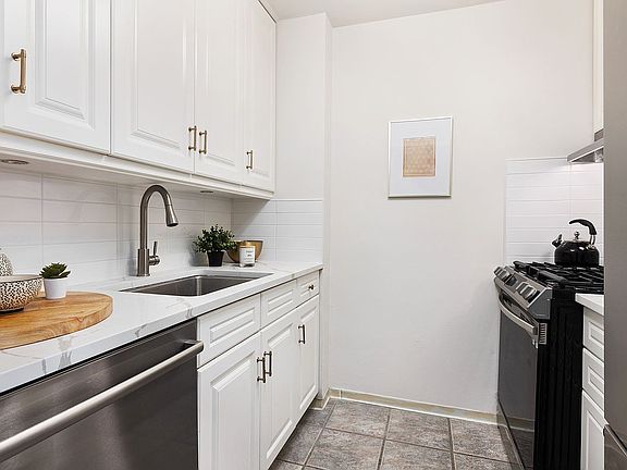 5th image of 201 W 70th St APT 9G