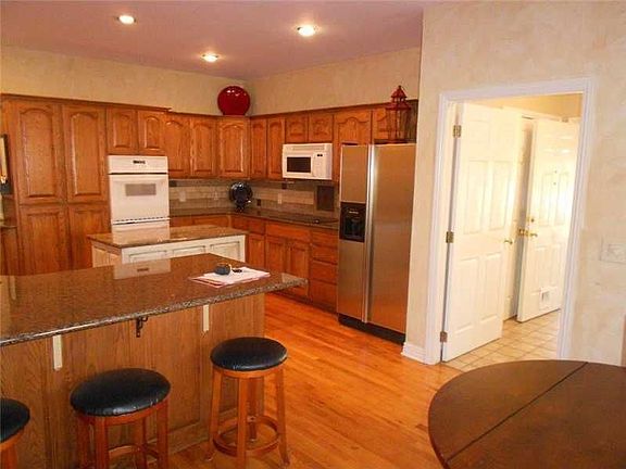 5th image of 718 N Crest Dr