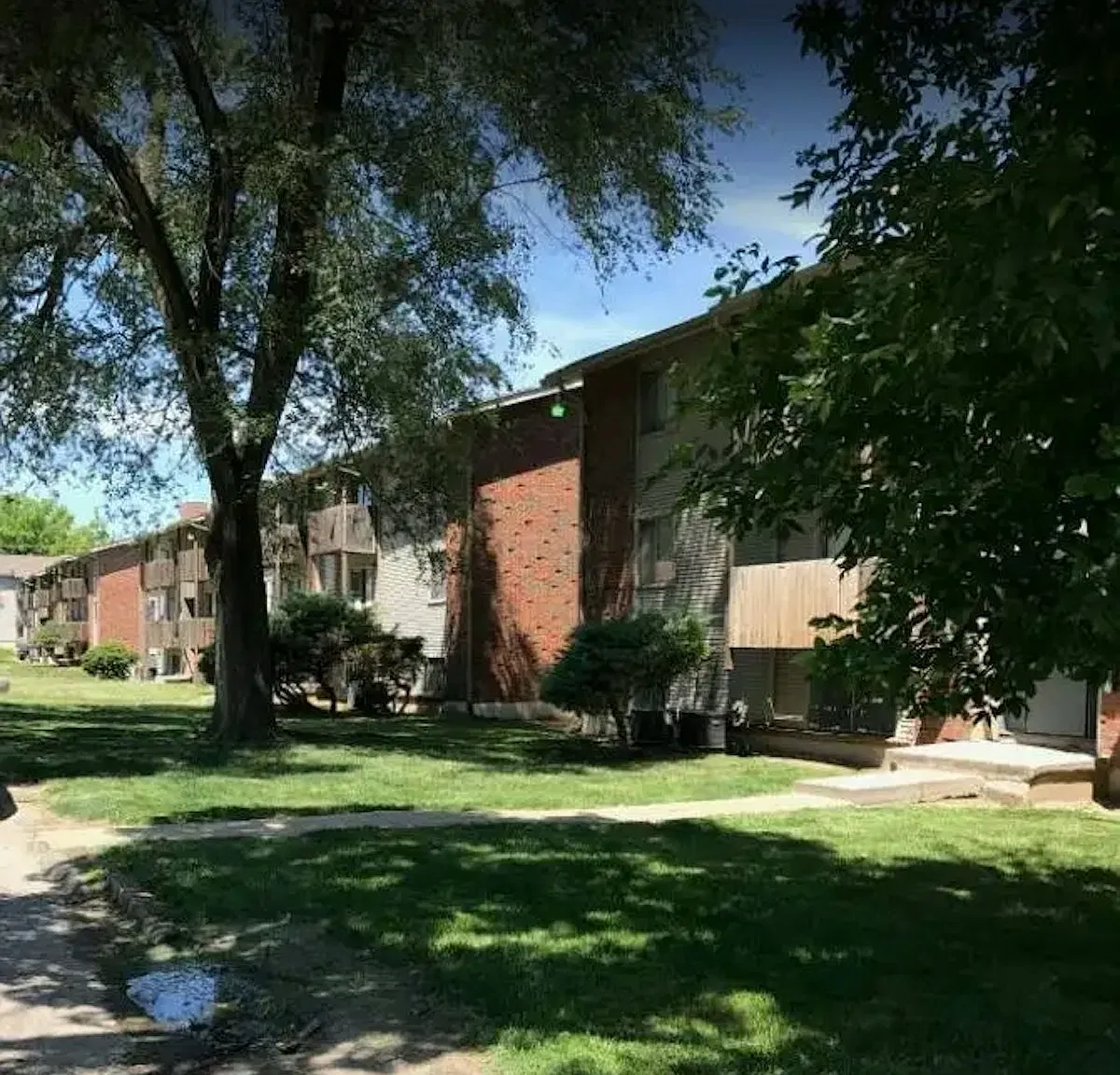 Bethany Park Plaza — Photo 1