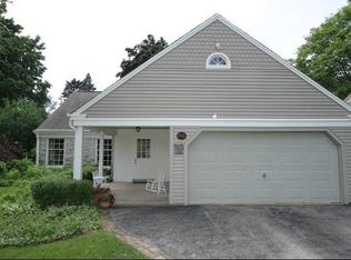 731 W Daphne Rd, Glendale, WI 53217