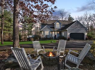 9 Camelot Dr, Hawley, PA 18428