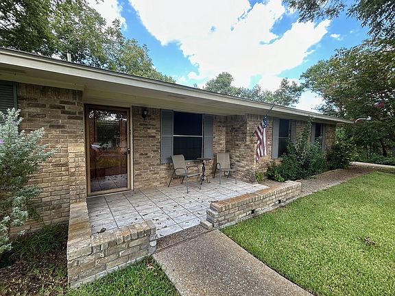3rd image of 1424 Hilltop Dr