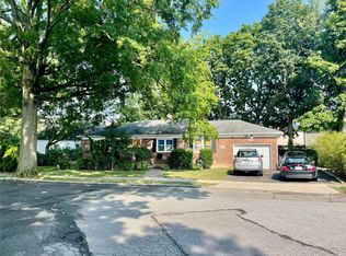215 W Poplar St, Floral Park, NY 11001