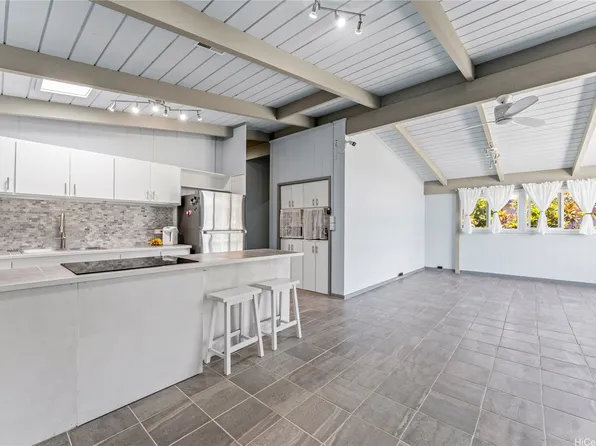 378 Oomano Pl, Honolulu, HI 96825