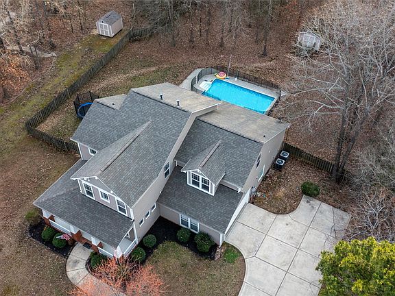 3rd image of 1229 Hardwood Dr