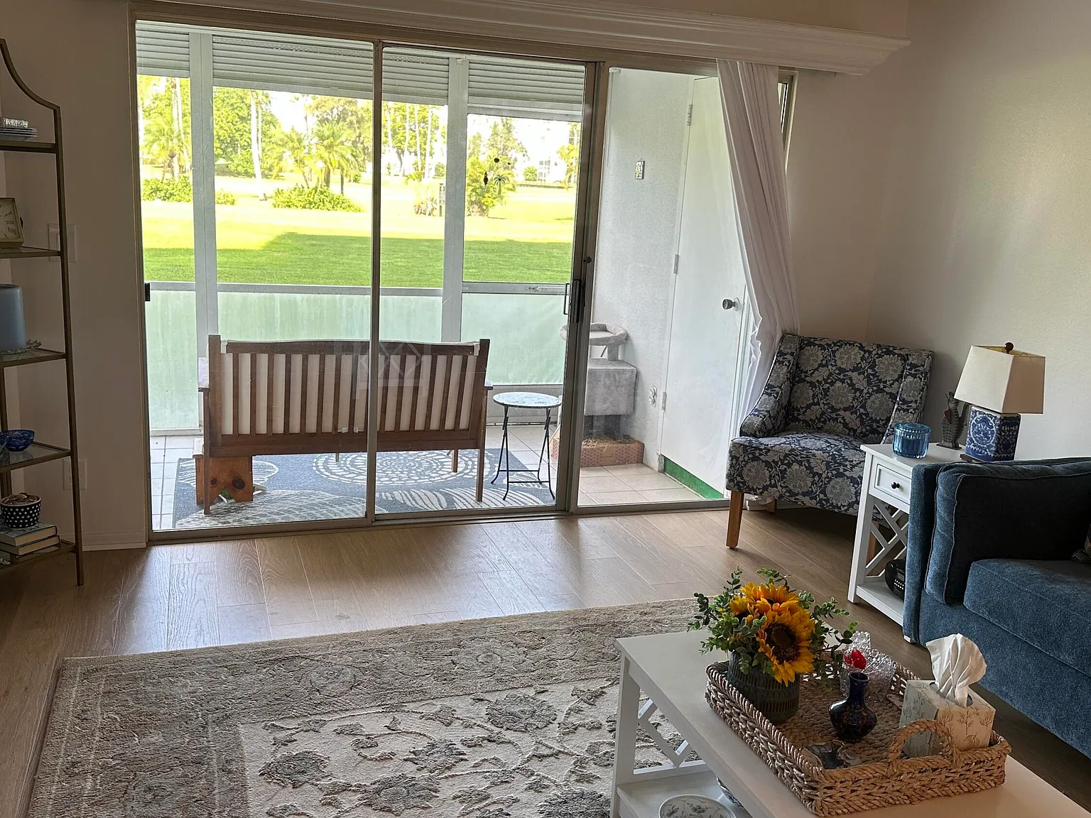 1 bed, 1.5 bath, 986 sqft, $1,900 — Photo 3