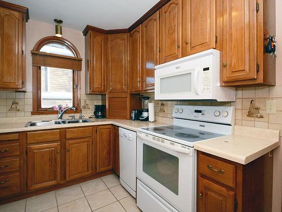 4th image of 861 Sherwood Ave