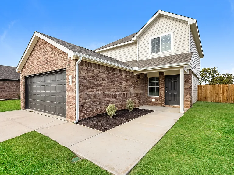 2408 Rosewood Ln — Photo 3