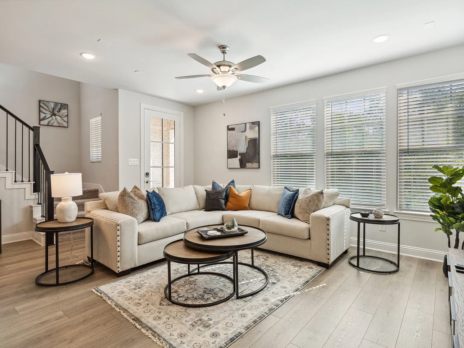 3 bed, 2.5 bath, 1886 sqft, $8,262 — Photo 4