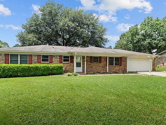3rd image of 220 Edgewood Cir
