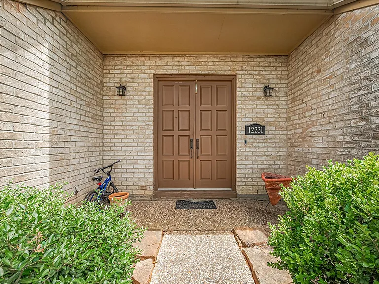 12231 Carriage Hill Dr — Photo 3