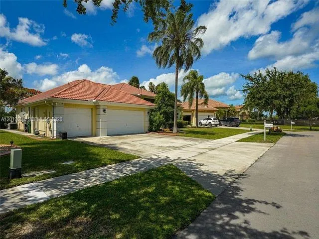 2575 Muirfield Ter — Photo 2