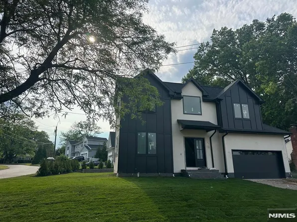 70 Carleton Ter, Cresskill, NJ 07626