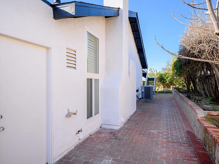 13945 Breger Ave — Photo 38