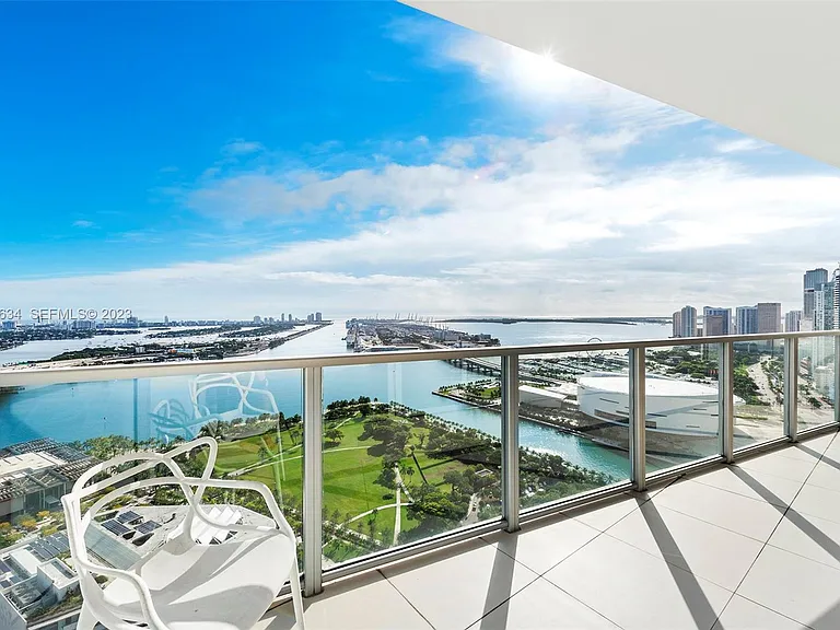 1100 Biscayne Blvd — Photo 1