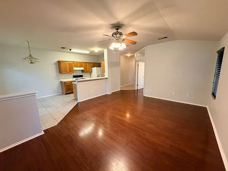 1006 Reynaldo St — Photo 6