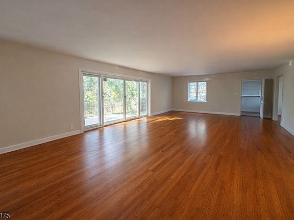 4th image of 418 River Rd
