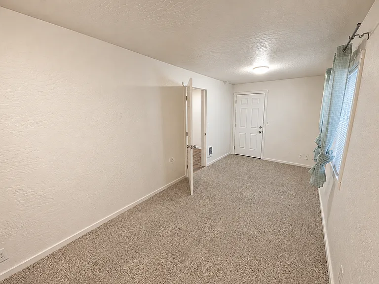 1060 N Lincoln Way — Photo 4