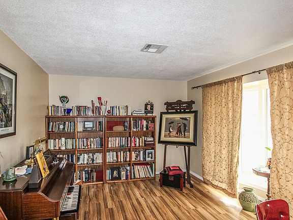 5th image of 533 Jean Marie Dr