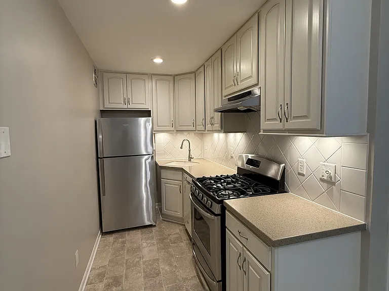 2025 E Greenwich Ave — Photo 1