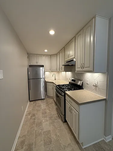 2025 E Greenwich Ave Photo 1