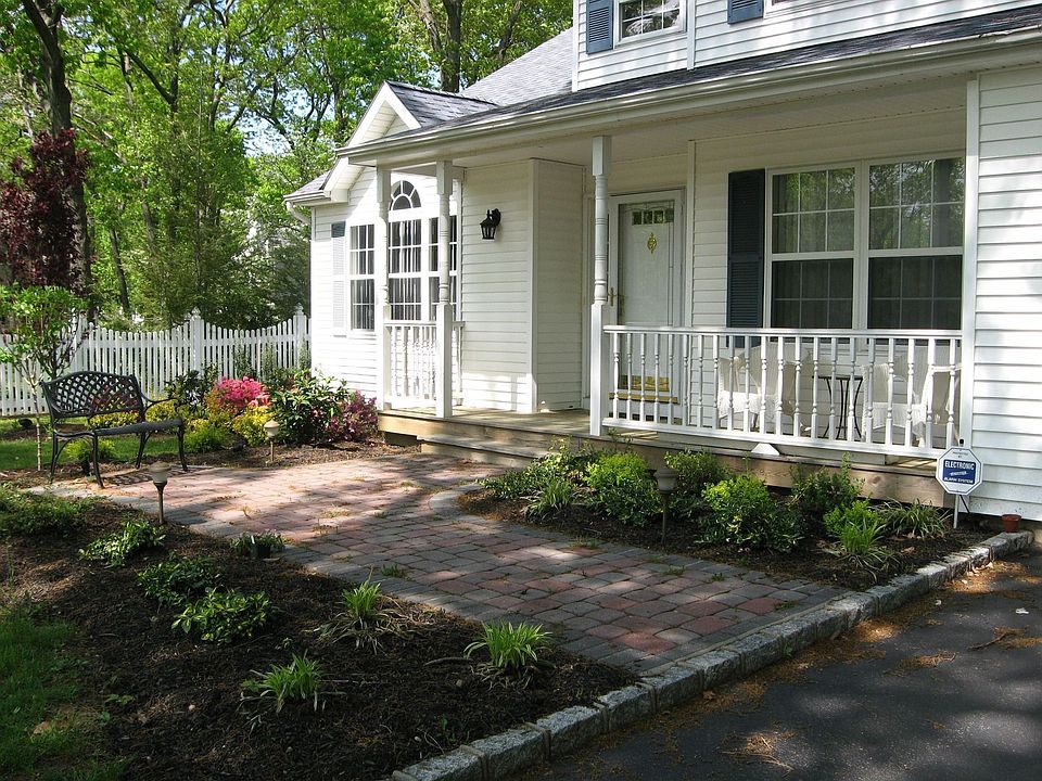 2nd image of 17 Knob Hill Dr