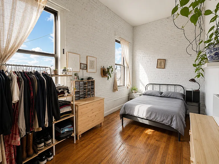 1672 Gates Ave #3R — Photo 4