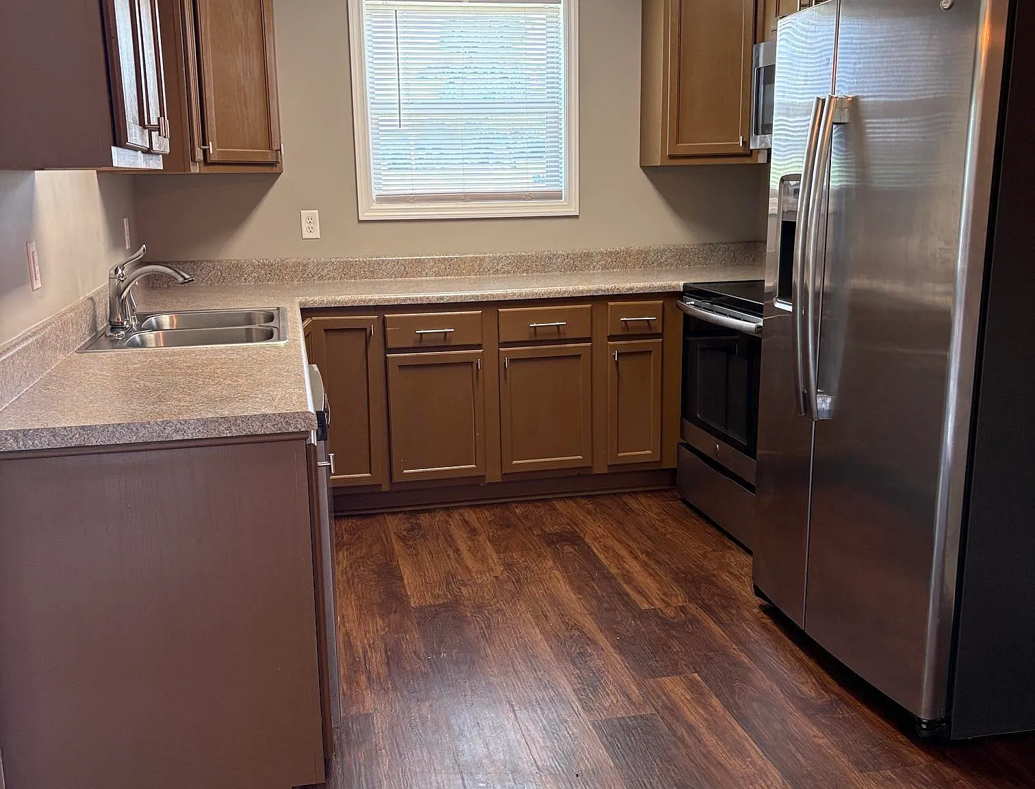 3 bed, 2.0 bath, 1121 sqft, $1,350 — Photo 3