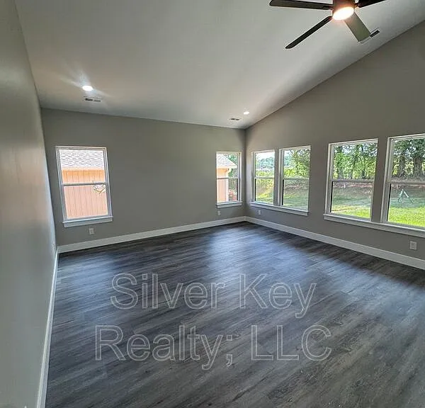 920 Stratford Ave — Photo 9