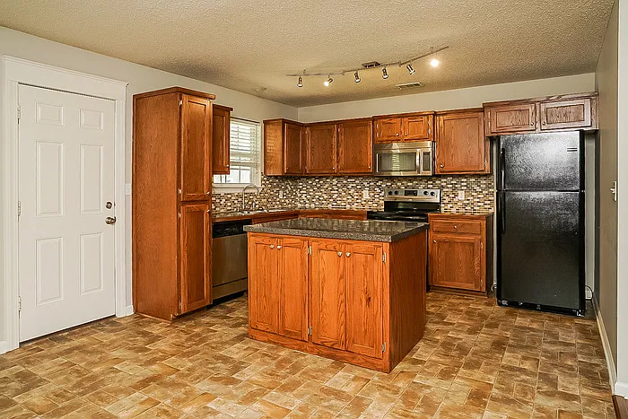 3 bed, 2.0 bath, 1396 sqft, $1,475 — Photo 3
