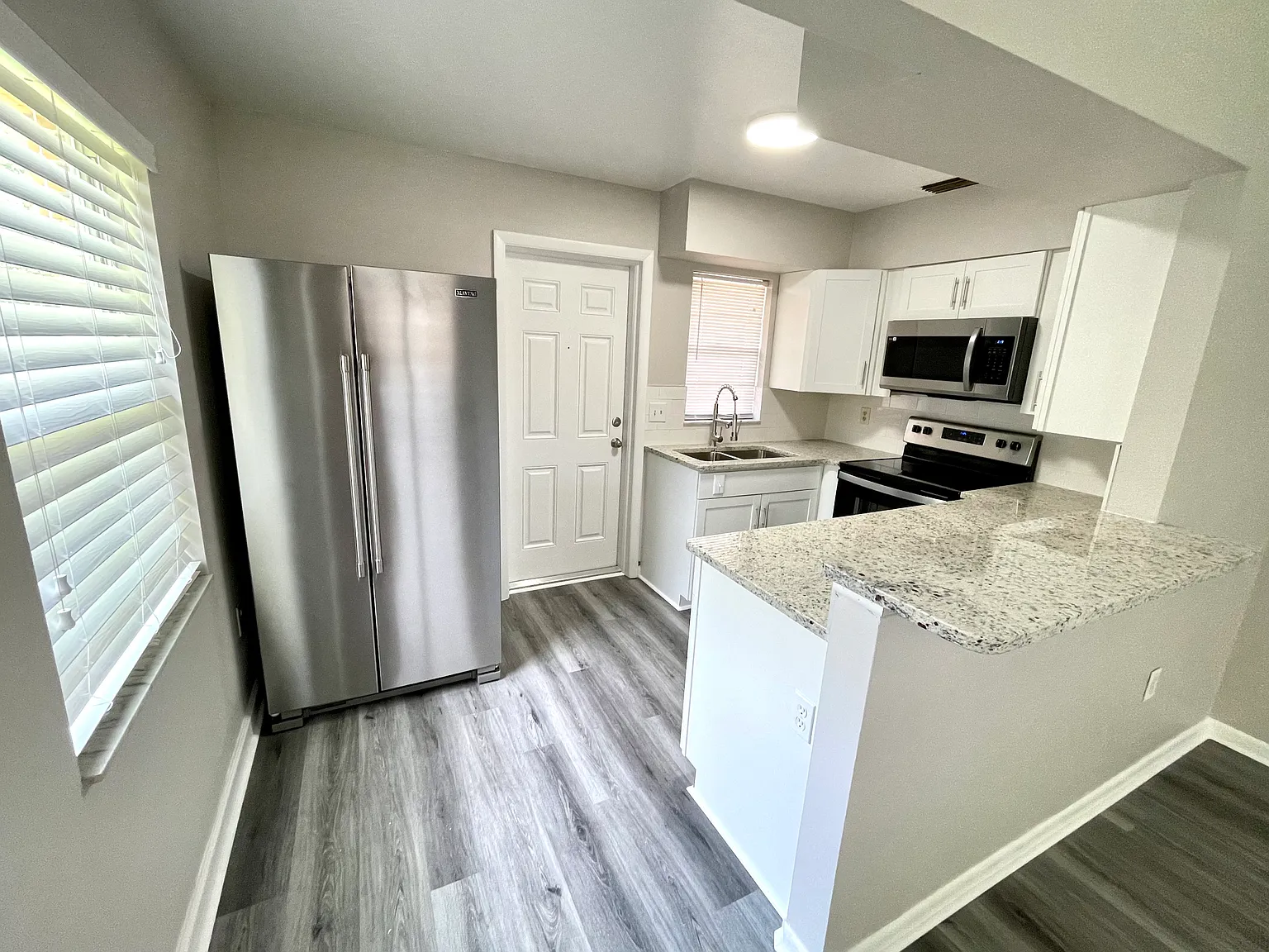2 bed, 713 sqft, $1,425 — Photo 1
