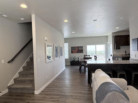 4th image of 371 W Knights Ln