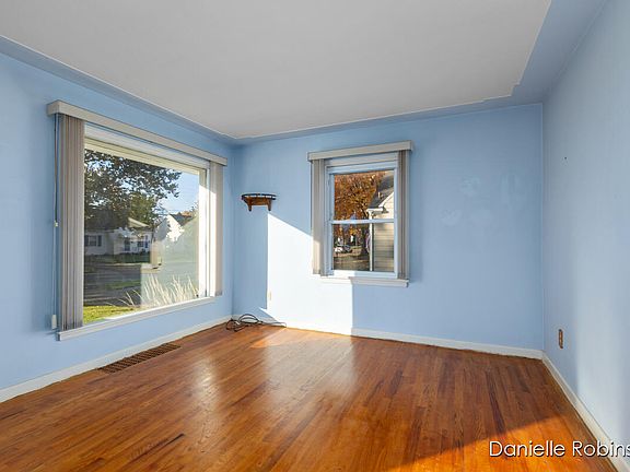 5th image of 1335 Northlawn St NE