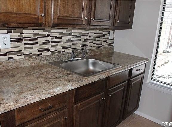 4th image of 10 Laramie Ct