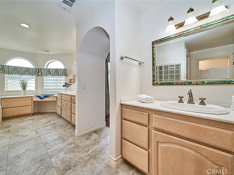 1089 Village Dr — Photo 32