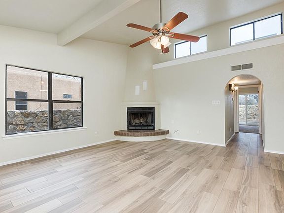3rd image of 2040 Briarwood Ln