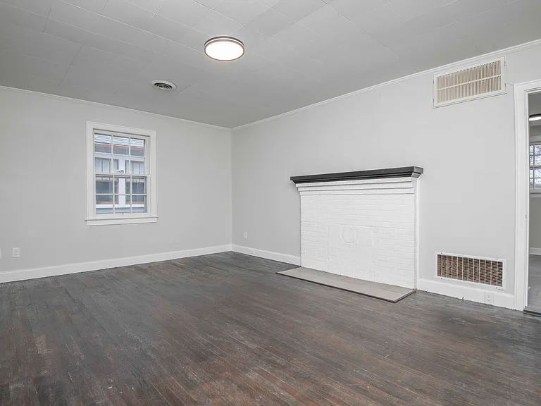 2440 Woodbine Ave — Photo 19