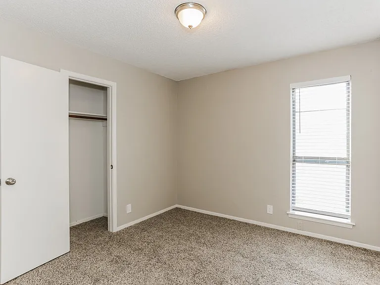 2727 Lucas Dr — Photo 13