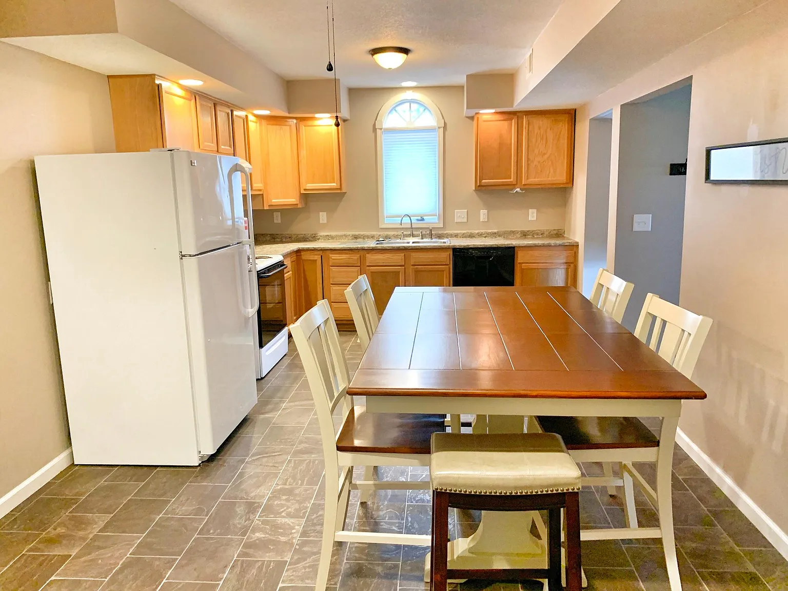 5 bed, 2500 sqft, $2,300 — Photo 2