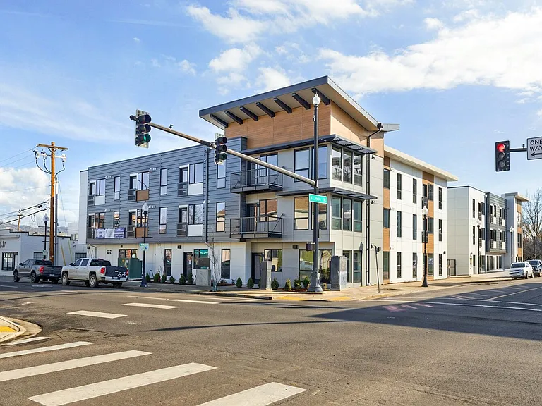 121 S Holly — Photo 3
