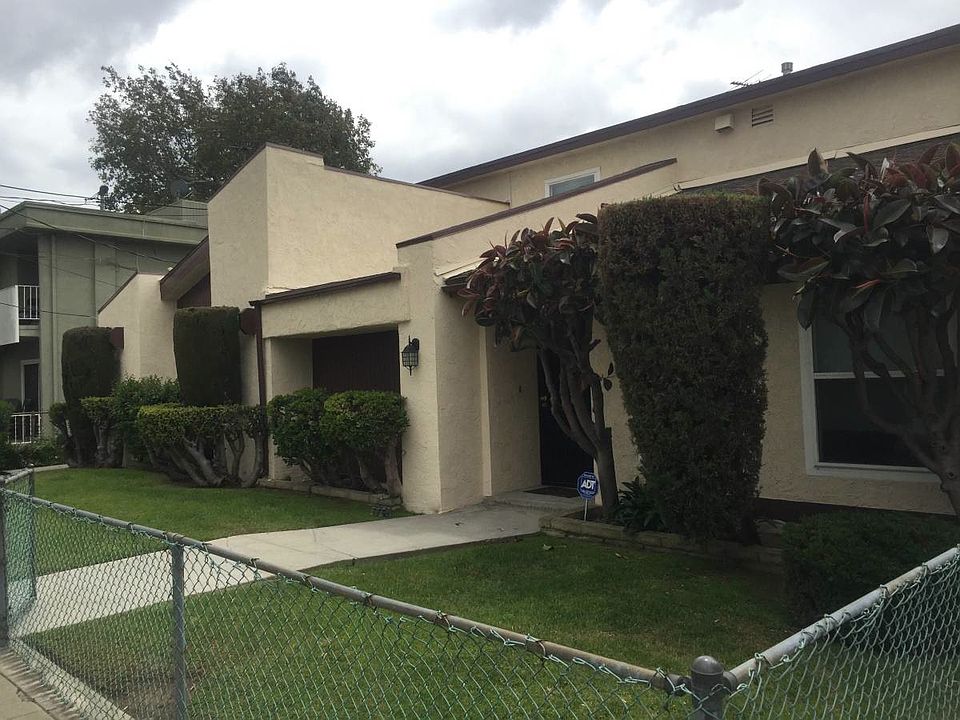 7 unit building (front of building)