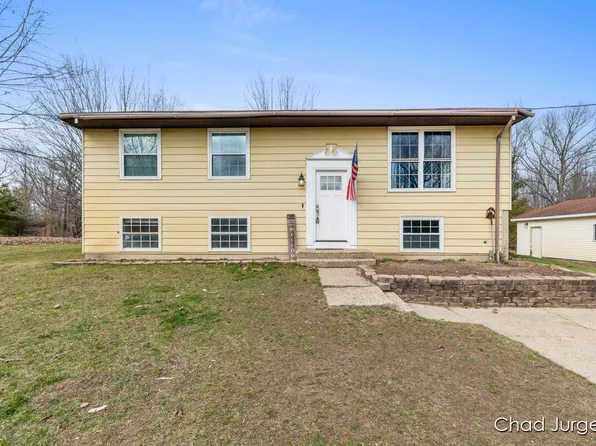 9595 21 Mile Rd NE, Sand Lake, MI 49343