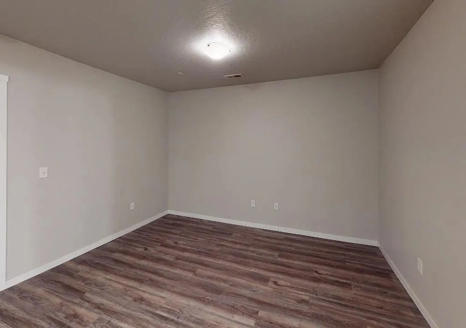 3 bedroom 2 bathroom townhome with 1 car garage — Photo 2