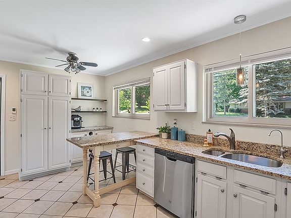 4th image of 3305 Moraine Dr