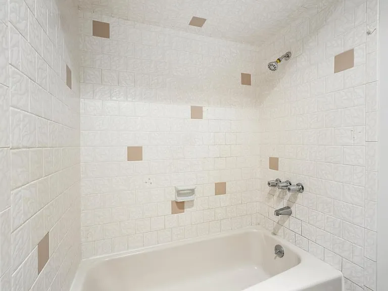 688 W State St — Photo 21