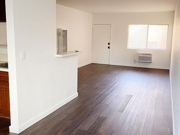 2nd image of 963 Edgecliffe Dr #26