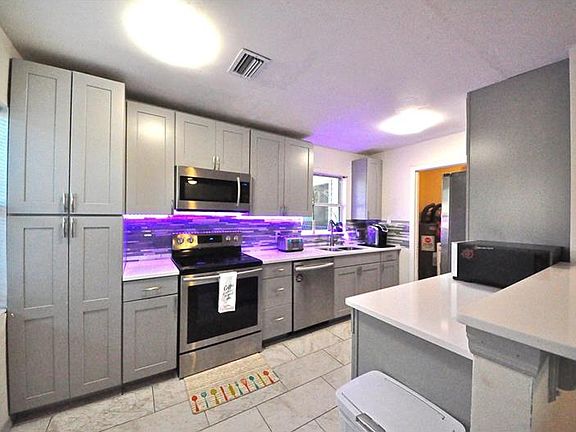 2nd image of 1005 W Montrose St
